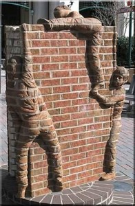 mur-briques-et-enfants