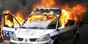 4921592_3_6bab_une-voiture-de-police-en-feu-le-18-mai-2016_c74aba54806753c7982ec7361375d226